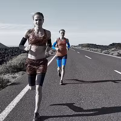 Larsleeves-lopning.jpg Bauerfeind Sports Lårsleeves