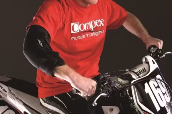 elbow-guard-1-768x512.jpg DonJoy Elbow Guard Armbågsskydd mot hyperextension